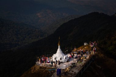 Dağ manzaralı tapınak, Mulayit Taung, Moei Wadi, Myanmar.