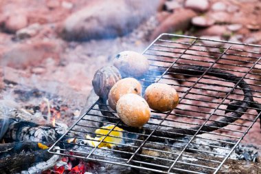 Süzgeçte yumurta, güneydoğu Asin 'de kışın basitçe kahvaltı. İnsanlar ve nesneler