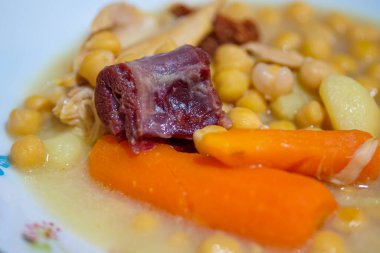 Sebzeli nohut yahnisi, jambon ve tavuk.