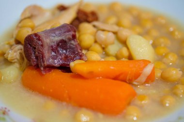 Sebzeli nohut yahnisi, jambon ve tavuk.