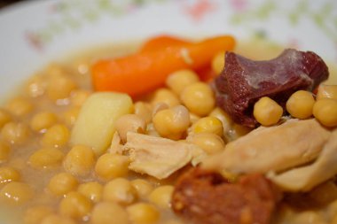 Sebzeli nohut yahnisi, jambon ve tavuk.