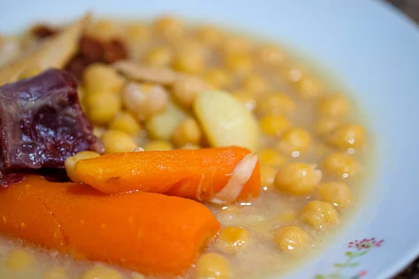 Sebzeli nohut yahnisi, jambon ve tavuk.