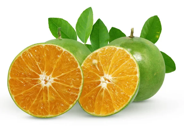 Beyaz arkaplanda izole edilmiş Calamansi veya Yeşil portakal meyveleri