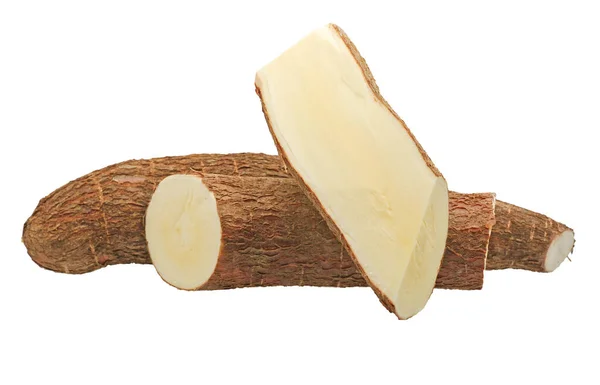 Beyaz arkaplanda yalıtılmış Cassava kökü