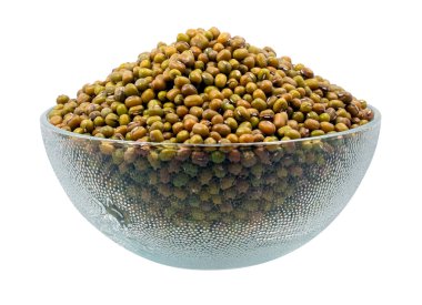 Mung fasulyesi (Vigna radyatör) tohumları beyaz arkaplanda izole