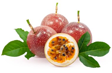 Tutku meyvesi beyaz arkaplanda izole