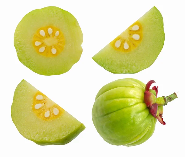 Garcinia atroviridis meyvesi beyaz arkaplanda izole