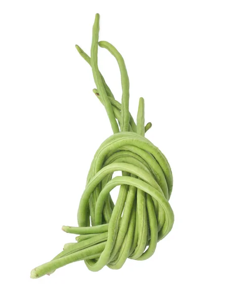 白い背景に隔離された緑の長い豆 — ストック写真
