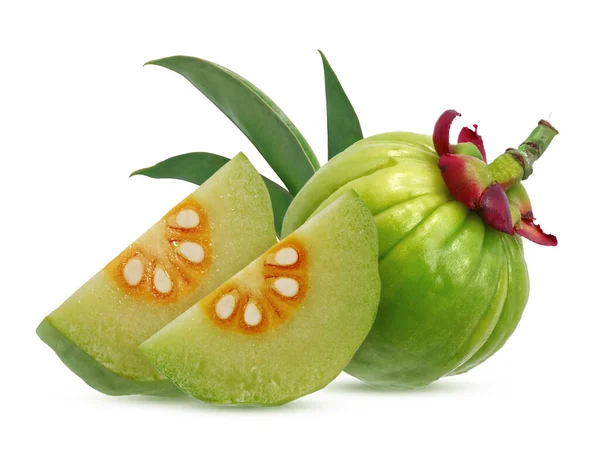 Garcinia atroviridis meyvesi beyaz arkaplanda izole