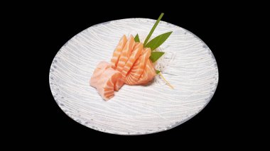 Siyah arka plan üzerine somon balığı