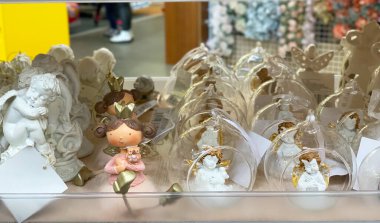 Rafta seramik melek heykelcikleri var. Depoda küçük oyuncak cupidlar.