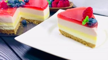 Kaşıkla peynirli kek ye..