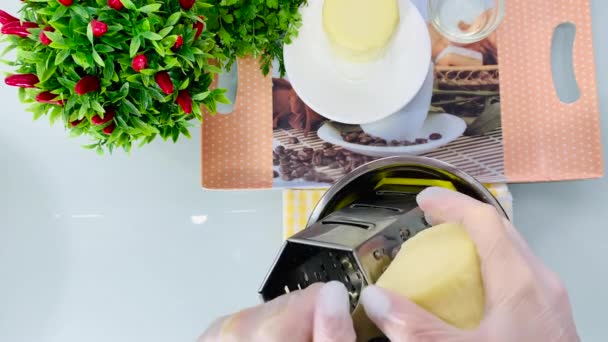 O chef está ralando o queijo. — Vídeo de Stock