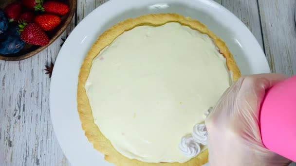 Saco de confeitaria com merengue, decorar o bolo. — Vídeo de Stock