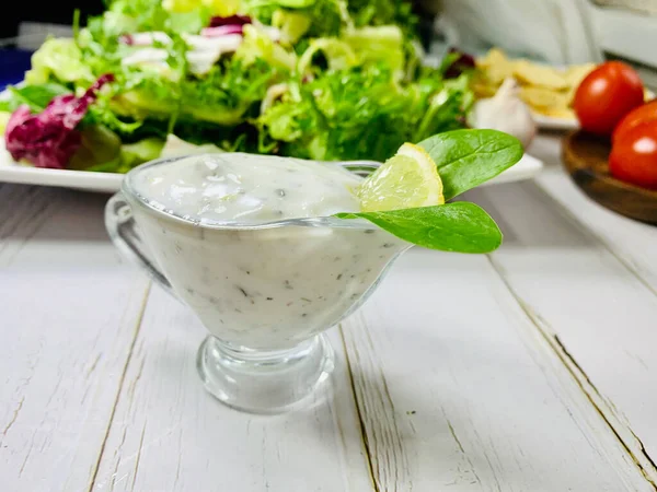 Sos kabında kremalı sos, yakın plan. Diyet yemek pişirmek. Yoğurt ve salata sosu..