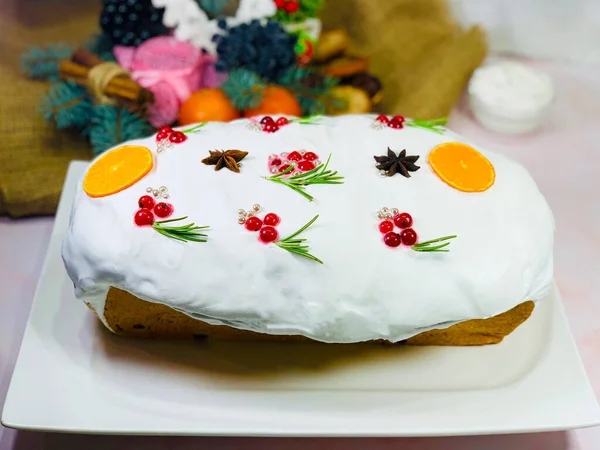 Italian Christmas Cake Dalam Glasir Putih Panettone Dengan Manisan Buah — Stok Foto