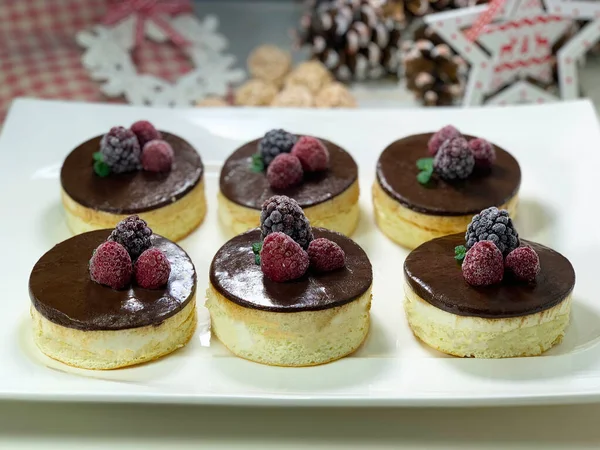 Gâteaux Ronds Avec Chocolat Baies Sur Une Assiette Blanche Bonbons — Photo