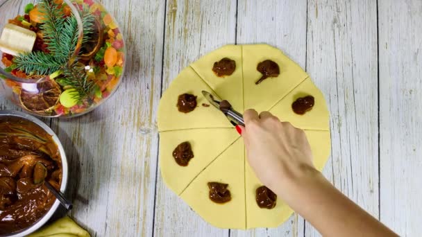 Cut the dough puff pastry with a knife. — Stock Video