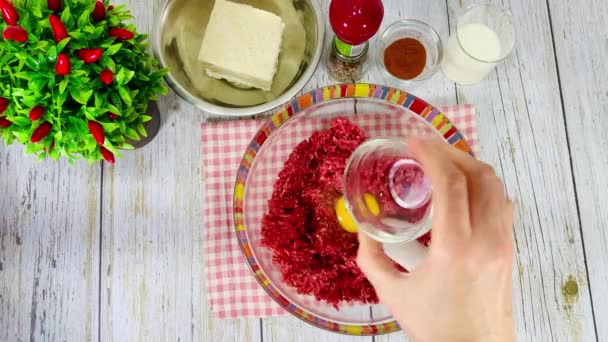 Aggiunga l'uovo a carne macinata per costolette. — Video Stock