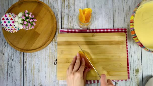 Κόψτε ζαχαρωμένα φρούτα με ένα μαχαίρι. — Αρχείο Βίντεο