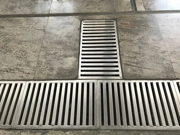 ステンレス製の電源コーティングまたは製造された床Tジャンクションのための地下鉄駅の床大理石の床に縦格子を排水 — ストック写真