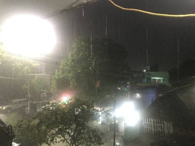 Şiddetli yağmur sokakta rüzgar ve LED ışıklandırma arka planı ile