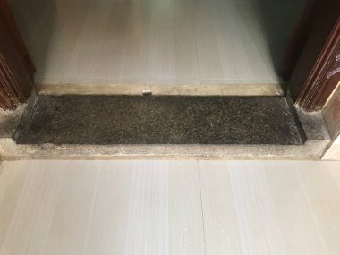 Taş, bir evin ya da inşaatın eşiğinde eşik yaptı.