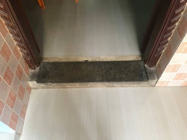 Taş, bir evin ya da inşaatın eşiğinde eşik yaptı.