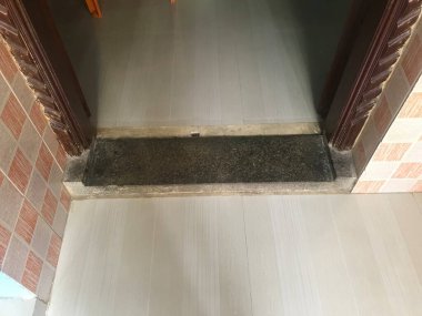 Taş, bir evin ya da inşaatın eşiğinde eşik yaptı.