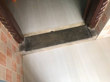 Taş, bir evin ya da inşaatın eşiğinde eşik yaptı.