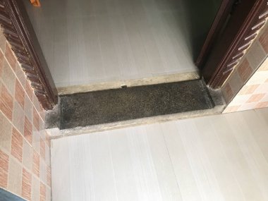 Taş, bir evin ya da inşaatın eşiğinde eşik yaptı.