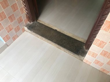 Taş, bir evin ya da inşaatın eşiğinde eşik yaptı.