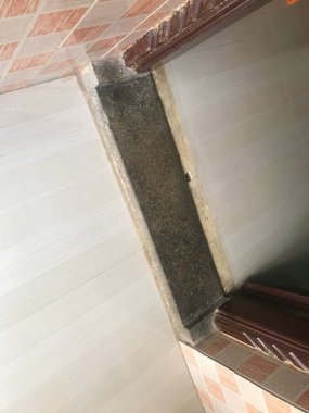 Taş, bir evin ya da inşaatın eşiğinde eşik yaptı.