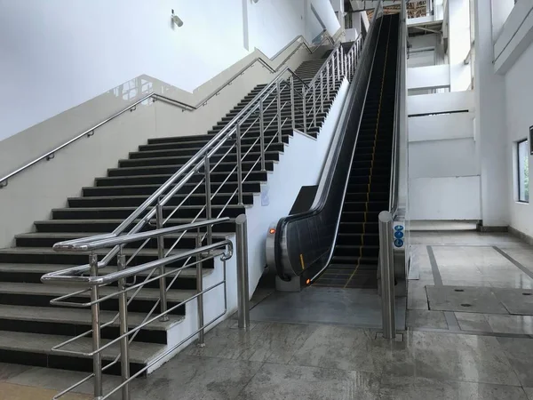 Preto Cor Granito Terminou Piso Risers Para Estação Metro Shopping — Fotografia de Stock