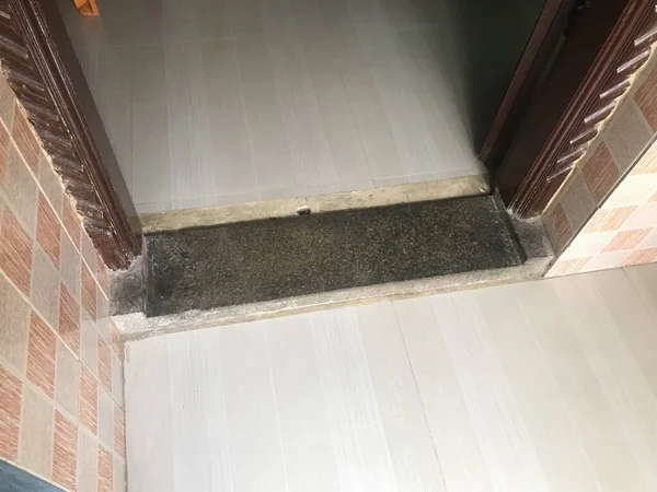 Taş, bir evin ya da inşaatın eşiğinde eşik yaptı.