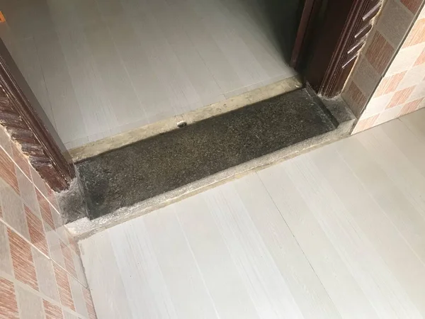 Taş, bir evin ya da inşaatın eşiğinde eşik yaptı.