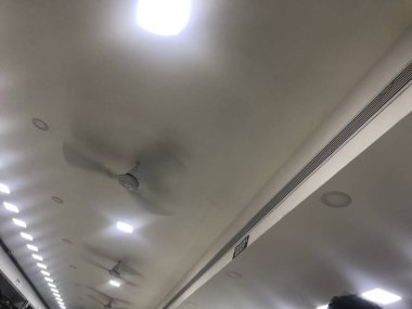 Askıya alınan alçıtaşı, bir alışveriş merkezi için büyük alan dekorasyonunun köşesinde yapılan sahte tavan tasarımı veya tasarımlarını yansıttı