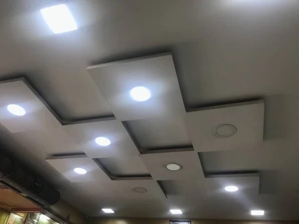 悬挂的石膏反映了虚假的天花板设计或商业购物中心大面积装饰角落的设计 — 图库照片