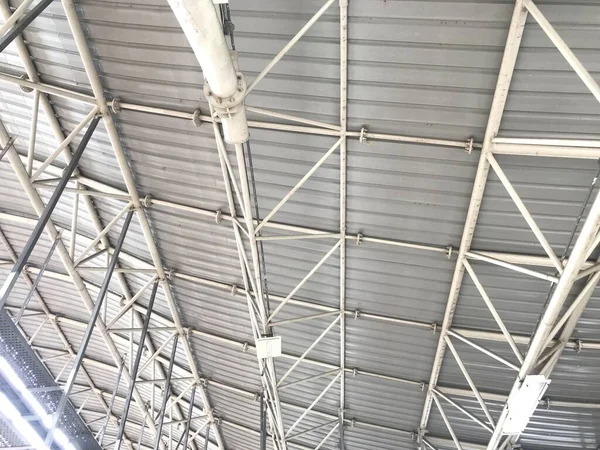 地铁车站夹层面板屋盖钢结构屋盖用三角形截面桁架构件 — 图库照片