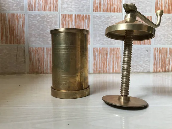 铜制的Idiyappam小吃制造商形象和著名的工具 在厨房使用 — 图库照片