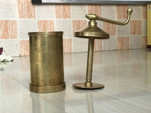 铜制的Idiyappam小吃制造商形象和著名的工具 在厨房使用 — 图库照片
