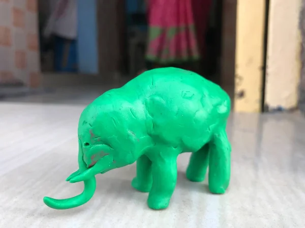 Animal Elephant Gjort Med Grön Färg Lera Min Lilla Flicka — Stockfoto