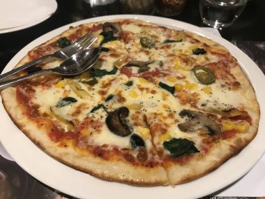 Fast food 'un içinde bunu çok seven çocuklar için zeytin ezmesi soslu sebzeli pizza.