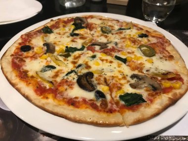 Fast food 'un içinde bunu çok seven çocuklar için zeytin ezmesi soslu sebzeli pizza.