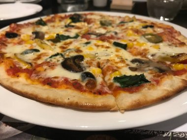 Fast food 'un içinde bunu çok seven çocuklar için zeytin ezmesi soslu sebzeli pizza.