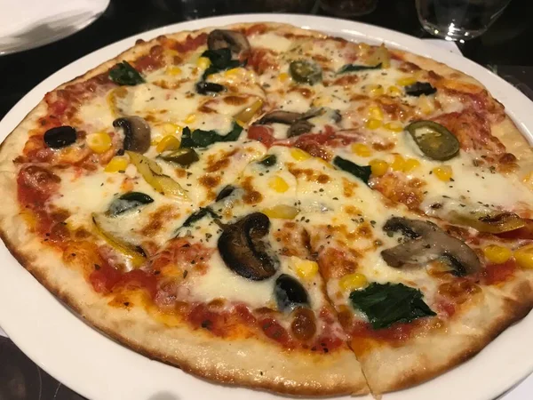 Plantaardige Pizza Bloem Met Topping Van Olijven Tomatenpasta Besteld Voor — Stockfoto