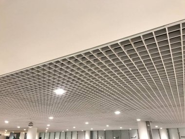 Büyük bir uzay ticari binası için makro ızgara boyutları küçük olan askıya alınmış sahte tavan tasarımı mimarisi