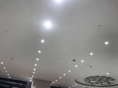 Alçıtaşı askıya alındı. Dekoratif ticari bina için küçük noktalı ışıkları olan sahte tavan içleri.
