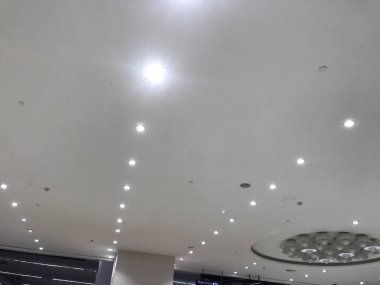 Alçıtaşı askıya alındı. Dekoratif ticari bina için küçük noktalı ışıkları olan sahte tavan içleri.