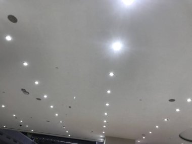 Alçıtaşı askıya alındı. Dekoratif ticari bina için küçük noktalı ışıkları olan sahte tavan içleri.